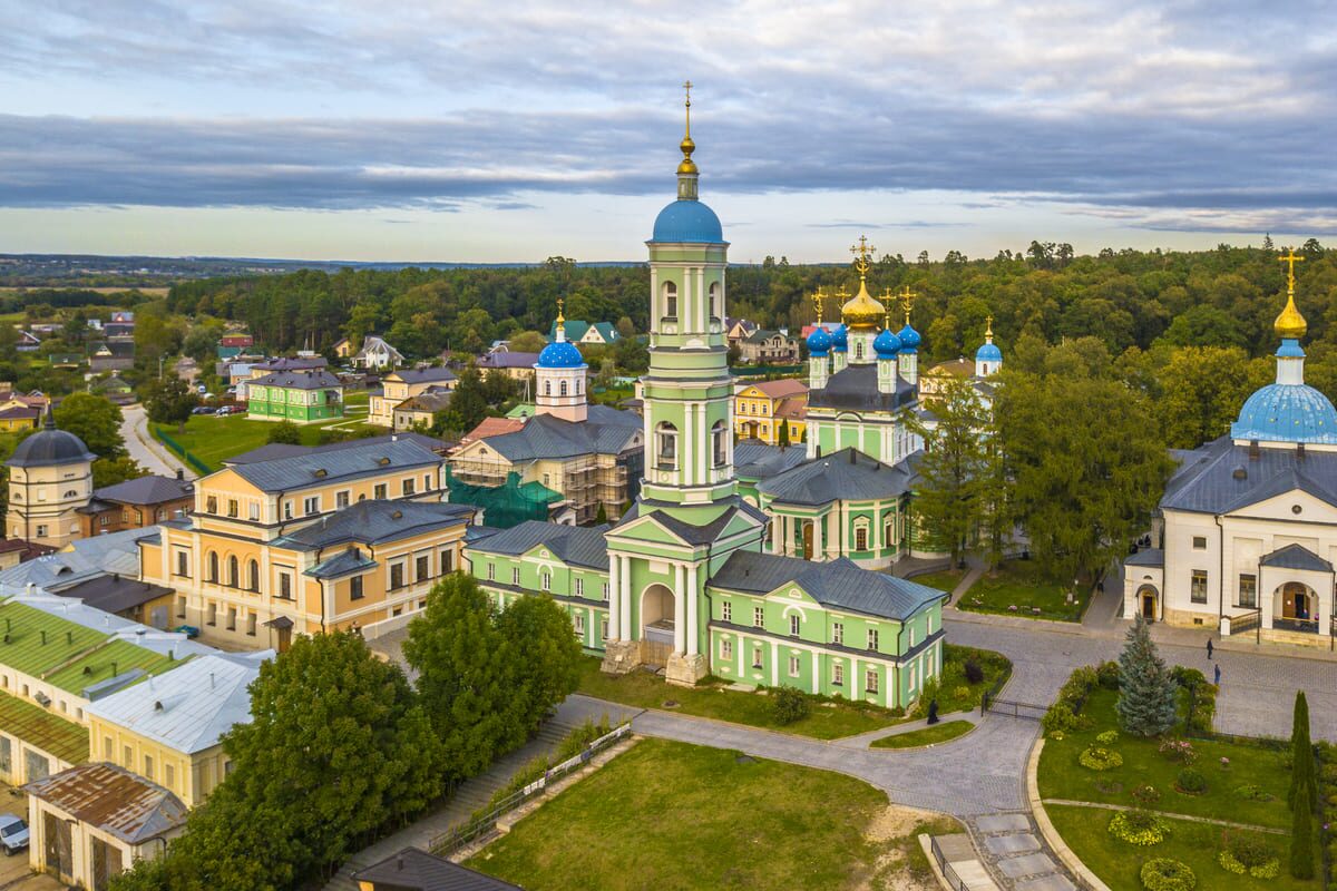 Оптина пустынь с высоты — колокольня и храмы монастыря